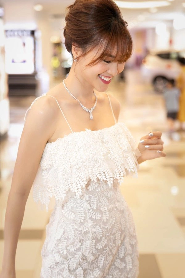 Bản sao ninh dương lan ngọc khoe vòng một tràn trề với nội y thể thao - 8