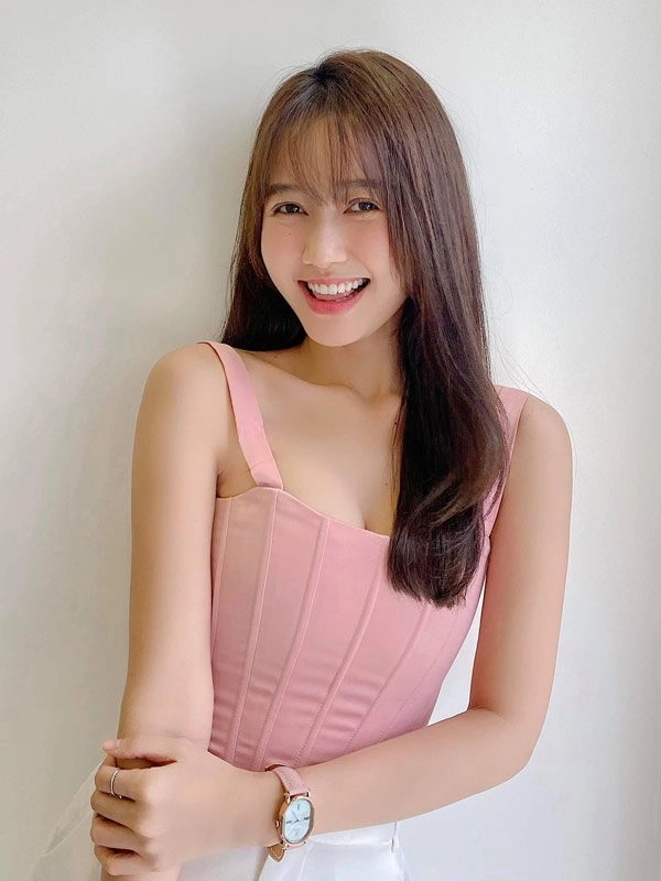 Bản sao ninh dương lan ngọc khoe vòng một tràn trề với nội y thể thao - 9