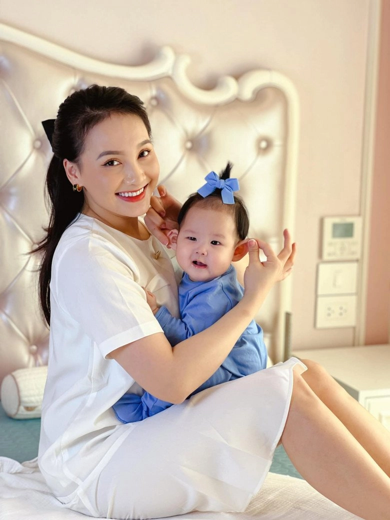 Bảo thanh sinh con gái xong ngày càng nhuận sắc chồng ôm bên cạnh vẫn mải mê tút tát - 1
