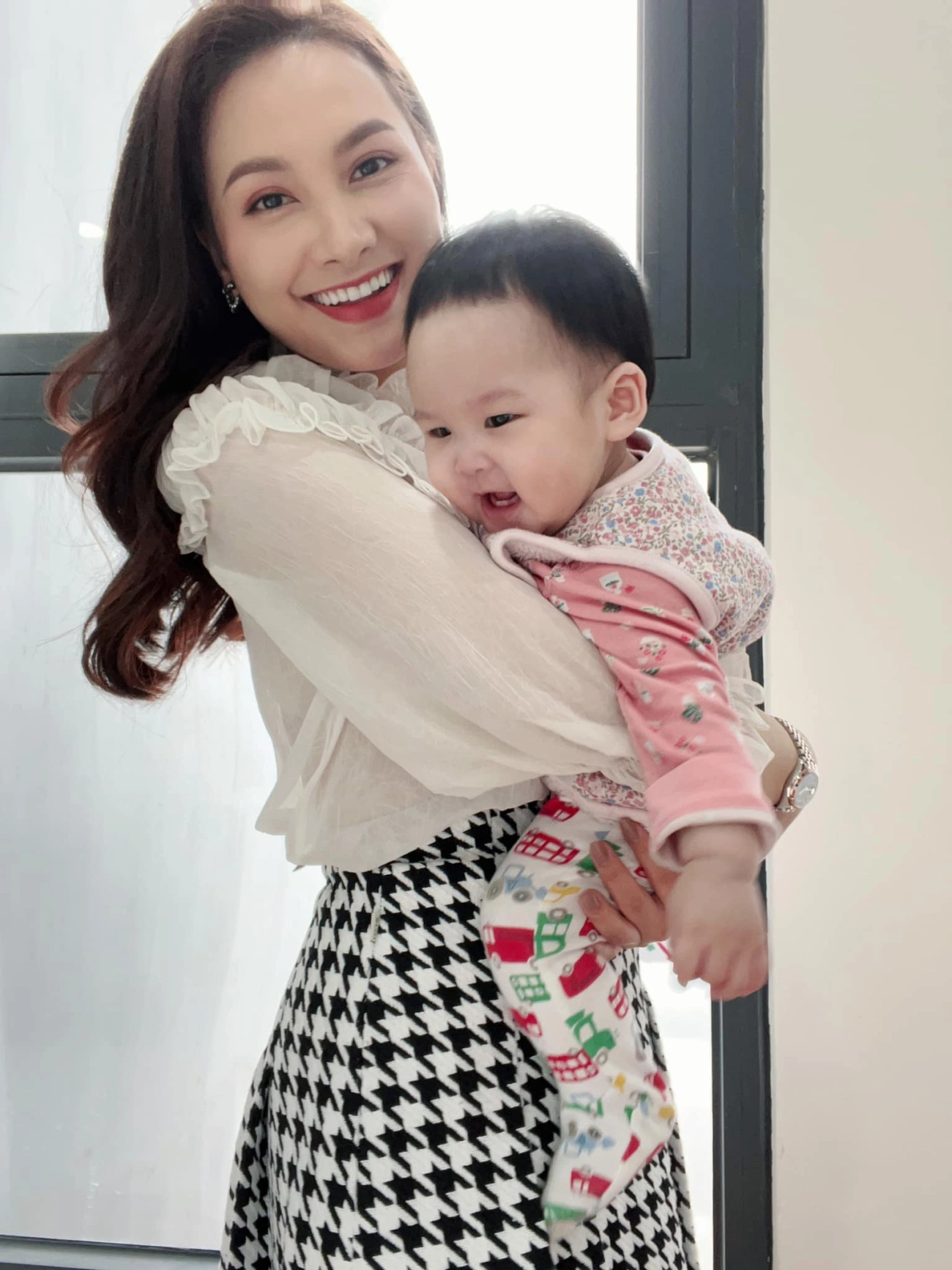 Bảo thanh sinh con gái xong ngày càng nhuận sắc chồng ôm bên cạnh vẫn mải mê tút tát - 2