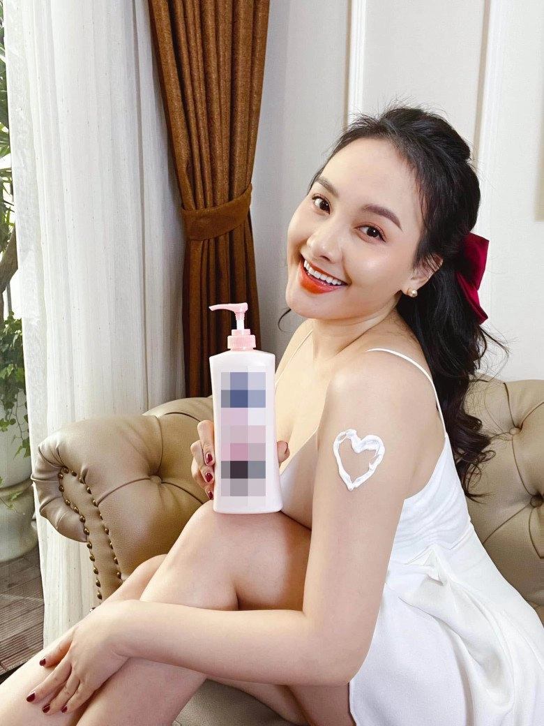 Bảo thanh sinh con gái xong ngày càng nhuận sắc chồng ôm bên cạnh vẫn mải mê tút tát - 7