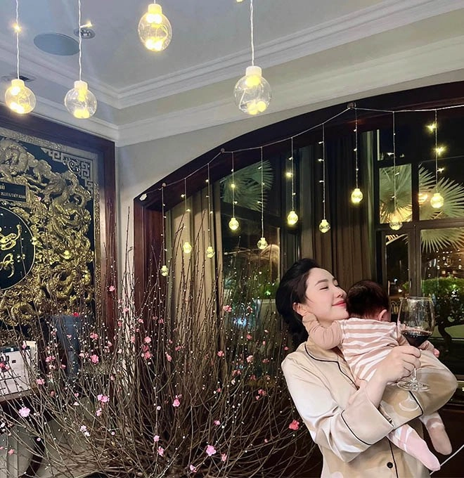 Bảo thy tay bế con tay nâng ly rượu bật mí cảnh bỉm sữa sau khi lấy chồng đại gia - 1
