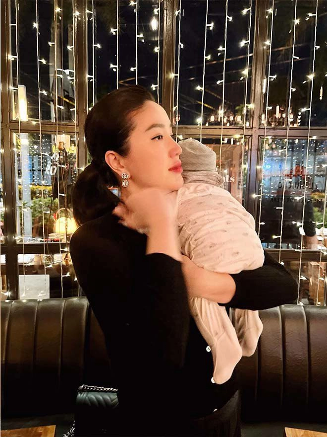Bảo thy tay bế con tay nâng ly rượu bật mí cảnh bỉm sữa sau khi lấy chồng đại gia - 6
