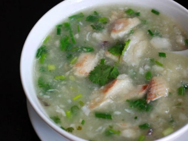Bật mí cách nấu cháo cá rô cho bé ăn dặm bổ dưỡng không tanh - 12