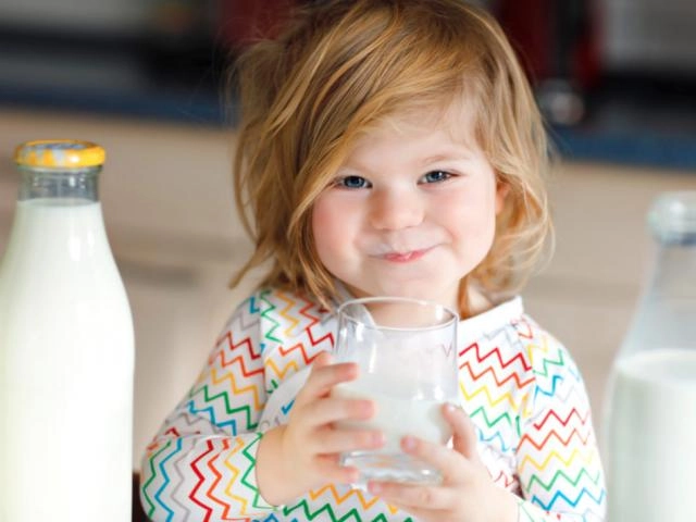 Bé 1 tuổi uống sữa tươi được chưa uống bao nhiêu mlngày là đủ - 4