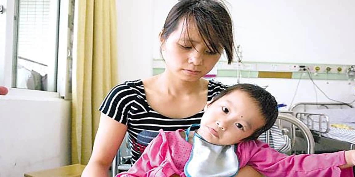Bé 8 tháng bị bại não nguyên nhân đến từ thứ bà nội lén giấu dưới gối - 1