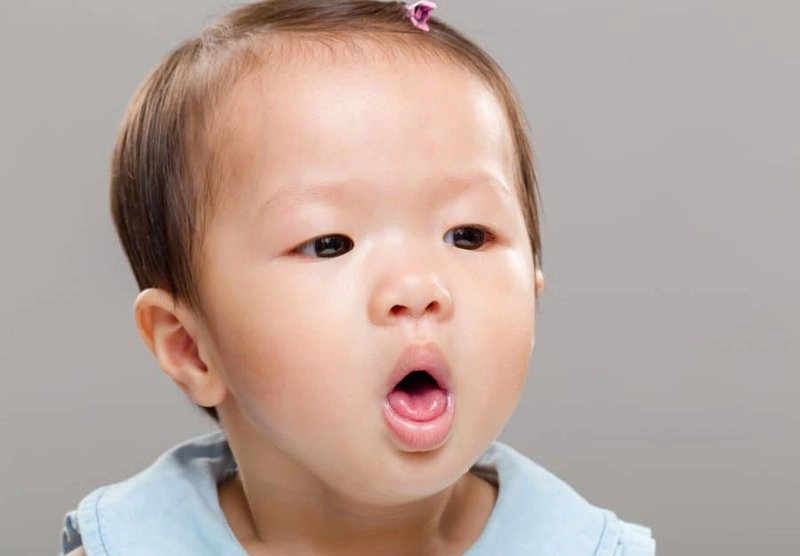 Bé bị viêm phế quản thở khò khè mẹ nên và không nên làm gì - 1