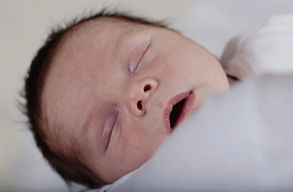 Bé bị viêm phế quản thở khò khè mẹ nên và không nên làm gì - 2