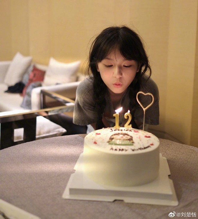 Bé gái 2 tuổi đẹp như búp bê sống nổi tiếng trung quốc 10 năm sau thay đổi hẳn - 13