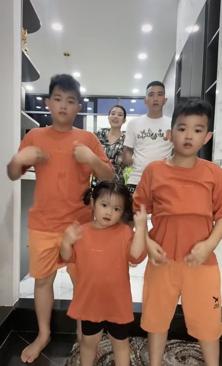 Bé gái 3 tuổi được triệu người yêu thích nổi tiếng khắp bình dương mới sinh mẹ thấy rõ xấu - 3
