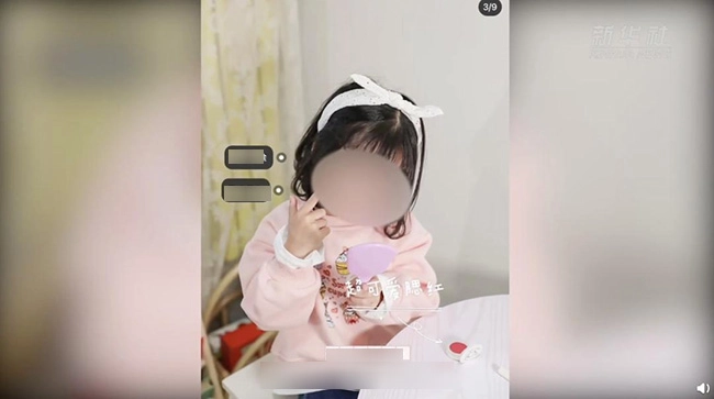 Bé gái 3 tuổi xinh đẹp tập trang điểm như người lớn lúc tẩy trang mẹ ân hận suốt đời - 3