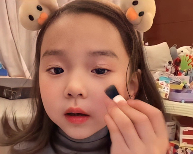 Bé gái 3 tuổi xinh đẹp tập trang điểm như người lớn lúc tẩy trang mẹ ân hận suốt đời - 4