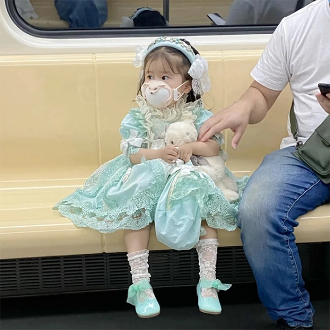 Bé gái 3 tuổi xinh như búp bê nhưng khắp người tiềm ẩn nguy hiểm không thể ngờ - 1