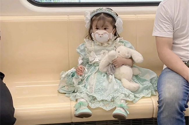 Bé gái 3 tuổi xinh như búp bê nhưng khắp người tiềm ẩn nguy hiểm không thể ngờ - 3
