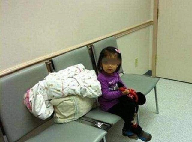 Bé gái 5 tuổi một mình đưa mẹ đi đẻ mở lòng bàn tay bé nữ y tá bật khóc - 2