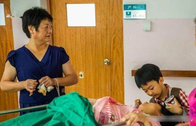 Bé gái 5 tuổi một mình đưa mẹ đi đẻ mở lòng bàn tay bé nữ y tá bật khóc - 4