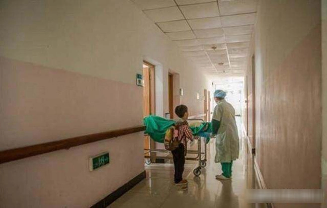 Bé gái 5 tuổi một mình đưa mẹ đi đẻ mở lòng bàn tay bé nữ y tá bật khóc - 6
