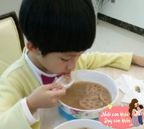 Bé gái bị sốt vì ăn canh quá nhiều 3 món canh mẹ không nên cho con ăn - 2