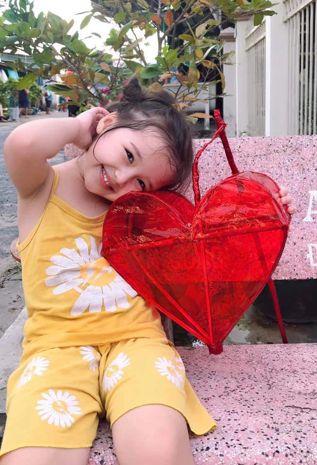 Bé gái đồng tháp nhan sắc hệt hotgirl xoài non con của mẹ đơn thân với người đàn ông mỹ - 9