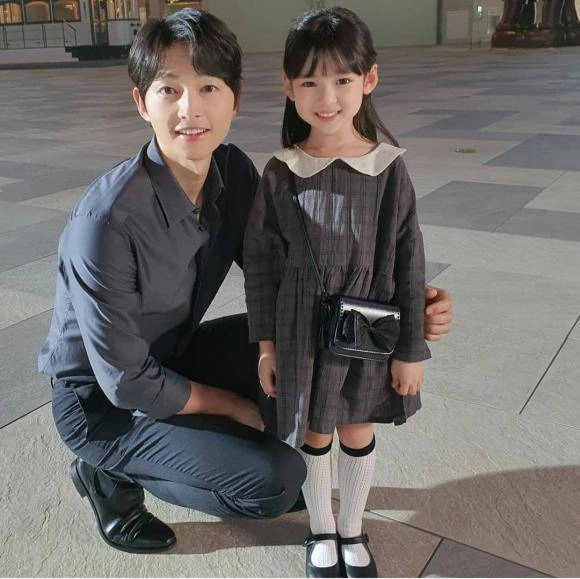 Bé gái được săn lùng vì chụp cùng song joong ki sống sang chảnh đẹp chuẩn tiểu mỹ nhân - 1