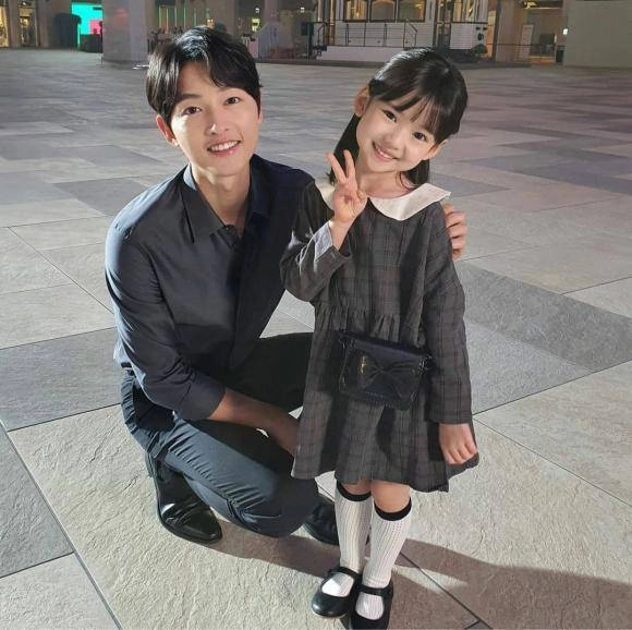 Bé gái được săn lùng vì chụp cùng song joong ki sống sang chảnh đẹp chuẩn tiểu mỹ nhân - 3