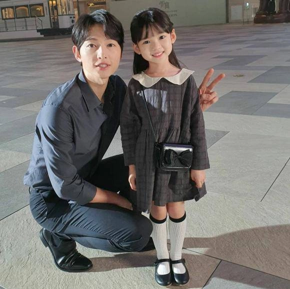 Bé gái được săn lùng vì chụp cùng song joong ki sống sang chảnh đẹp chuẩn tiểu mỹ nhân - 4