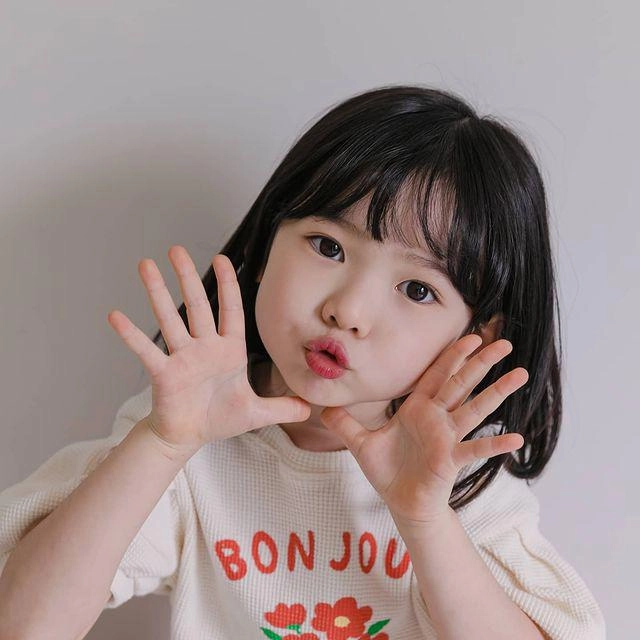 Bé gái được săn lùng vì chụp cùng song joong ki sống sang chảnh đẹp chuẩn tiểu mỹ nhân - 8