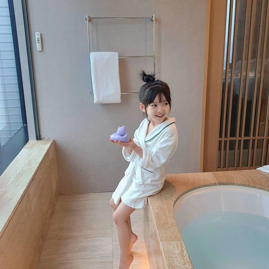 Bé gái được săn lùng vì chụp cùng song joong ki sống sang chảnh đẹp chuẩn tiểu mỹ nhân - 12