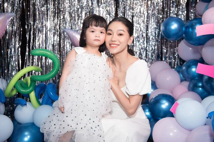 Bé gái gọi hh đỗ mỹ linh là mẹ đỗ thị hà cưng chiều danh tính mẹ ruột không vừa - 5