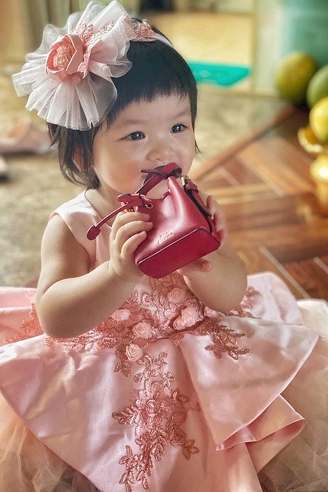 Bé gái gọi hh đỗ mỹ linh là mẹ đỗ thị hà cưng chiều danh tính mẹ ruột không vừa - 9