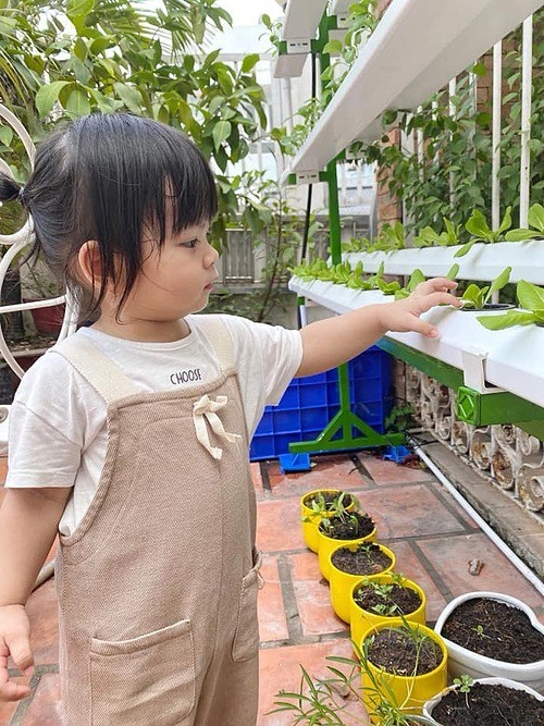 Bé gái gọi hh đỗ mỹ linh là mẹ đỗ thị hà cưng chiều danh tính mẹ ruột không vừa - 11