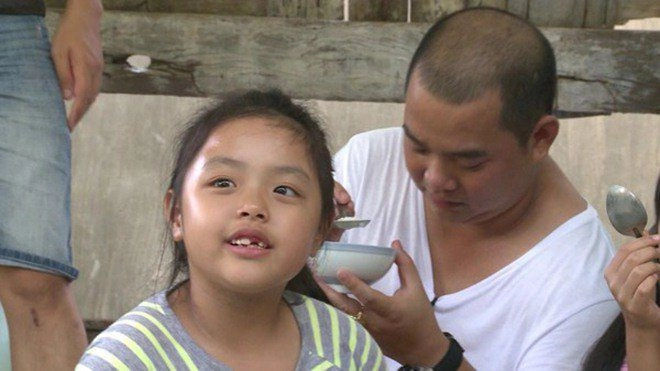 Bé gái mít ướt bố ơi mình đi đâu thế giờ cao lớn 14 tuổi đưa mẹ đi du lịch nước ngoài - 2