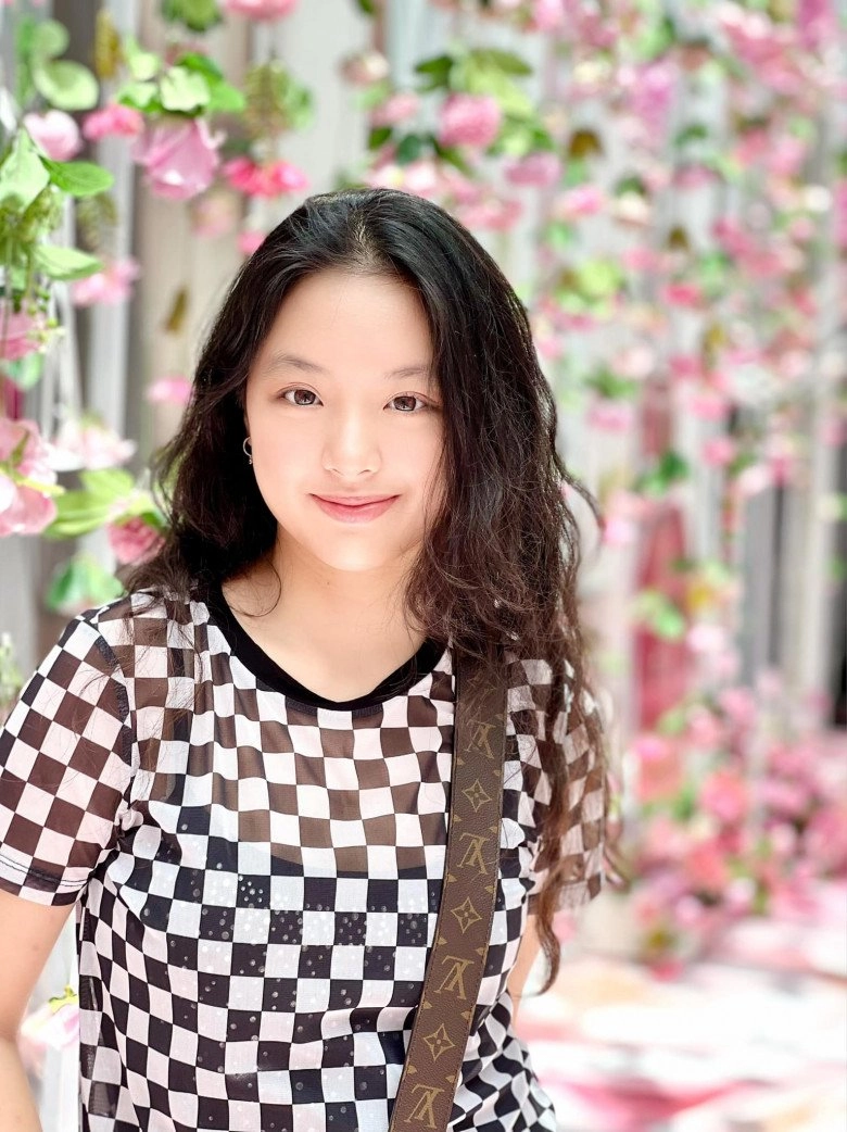 Bé gái mít ướt bố ơi mình đi đâu thế giờ cao lớn 14 tuổi đưa mẹ đi du lịch nước ngoài - 4