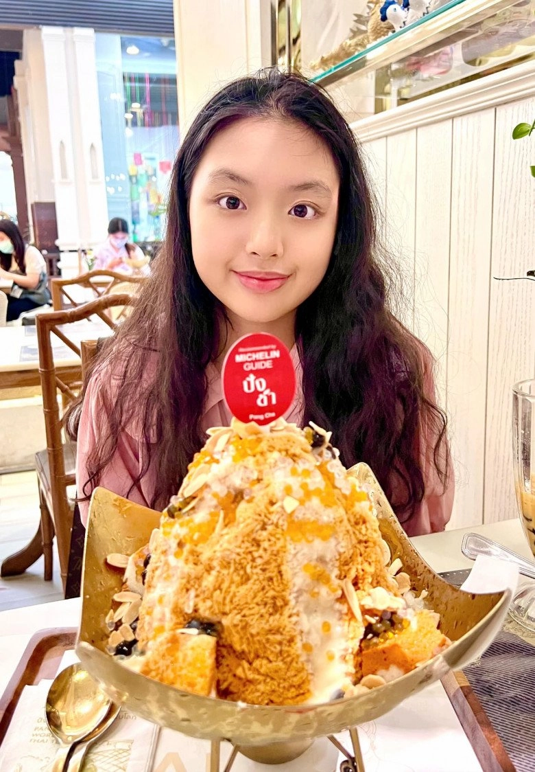 Bé gái mít ướt bố ơi mình đi đâu thế giờ cao lớn 14 tuổi đưa mẹ đi du lịch nước ngoài - 6