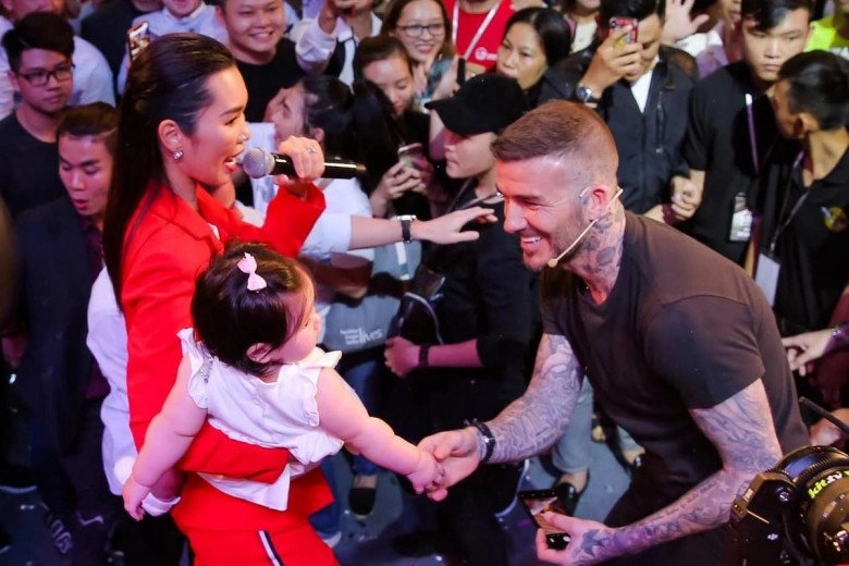 Bé gái việt từng được david beckham bế luôn miệng khen đáng yêu giờ đã lớn xinh là mẫu nhí - 3