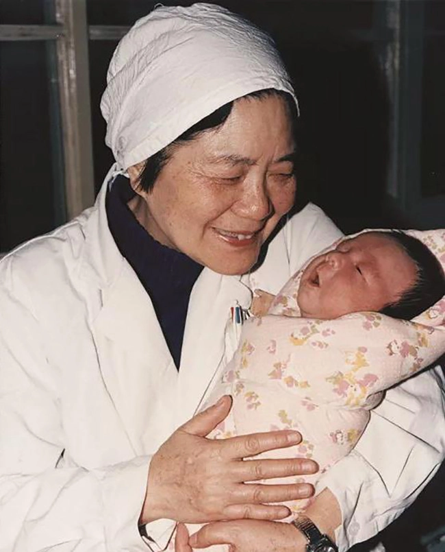 Bé gái xinh xắn khỏe mạnh chào đời được tiên tri chết sớm 33 năm sau ai cũng kinh ngạc - 1