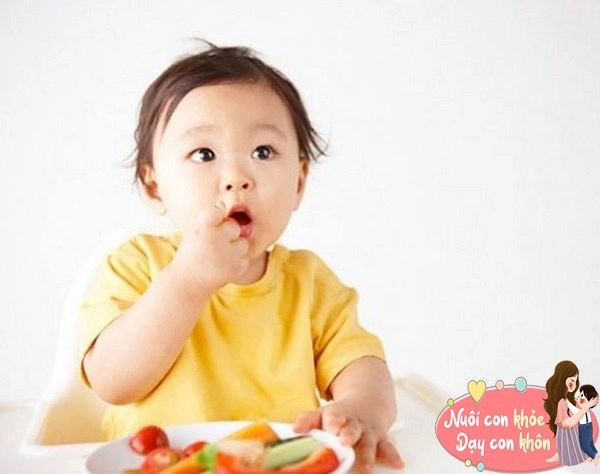 Bé mấy tuổi thì ăn như người lớn sớm hay muộn đều không tốt bs mách thời điểm lý tưởng - 3