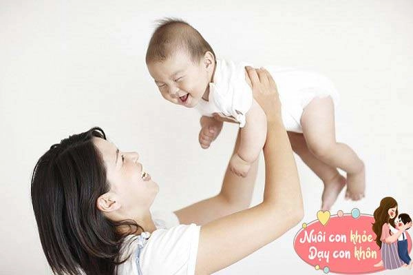 Bé sơ sinh bị bà nội dỗ nín khóc đến thành bại não mẹ trẻ gào khóc ân hận - 8