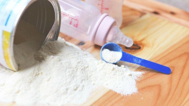 Bé sơ sinh bị mẹ cho bú sữa pha bằng nước sông giờ viêm ruột giun làm tổ trong ổ bụng - 3