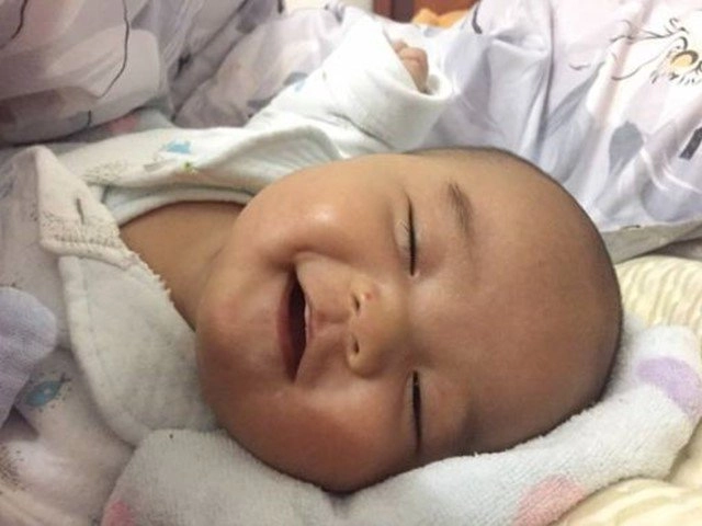 Bé sơ sinh nở nụ cười với mẹ sau khi chào đời bị y tá tát vào lòng bàn chân mẹ vội vàng cảm ơn - 4
