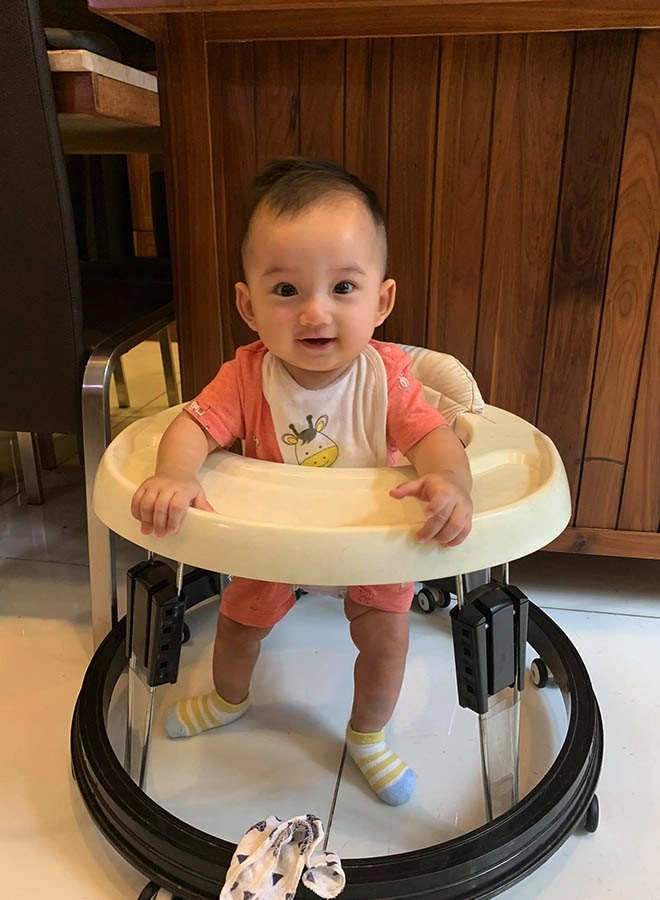 Bé sơ sinh việt mới sinh vừa đen vừa xấu cả nhà thắc mắc 6 tháng sau mới sáng tỏ - 6
