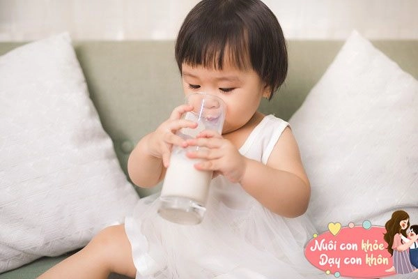 Bé trai 10 tuổi uống sữa 2 nhưng năm chỉ cao 115cm bs thời điểm uống sữa chưa đúng - 4