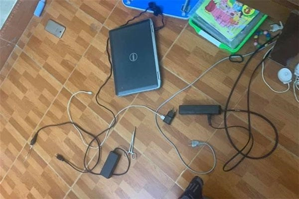 Bé trai hà nội học online bị điện giật nhiều trường hợp trẻ tq dùng smartphone cũng nguy kịch - 2