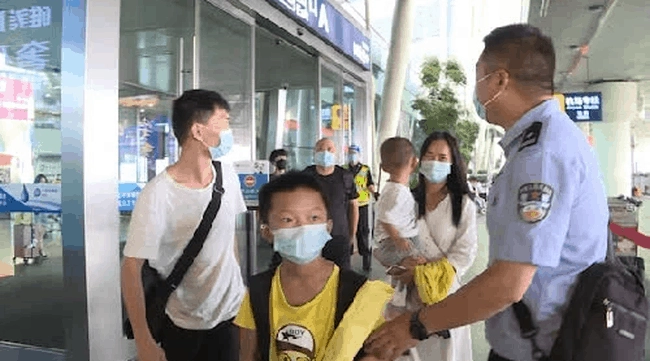 Bé trai viết 3 chữ lên mảnh giấy giấu dưới gối 32 năm sau chuyện động trời được hé lộ - 2