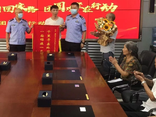 Bé trai viết 3 chữ lên mảnh giấy giấu dưới gối 32 năm sau chuyện động trời được hé lộ - 4