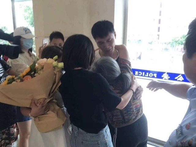 Bé trai viết 3 chữ lên mảnh giấy giấu dưới gối 32 năm sau chuyện động trời được hé lộ - 5