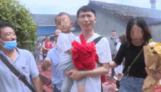 Bé trai viết 3 chữ lên mảnh giấy giấu dưới gối 32 năm sau chuyện động trời được hé lộ - 6