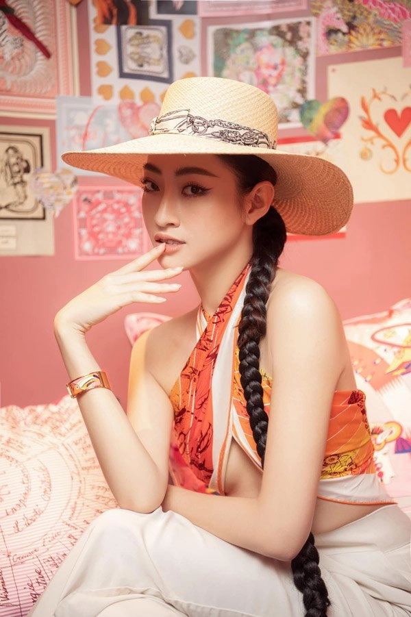 Bị chê ăn mặc phản cảm hoa hậu có số đo đẹp nhất vbiz đóng thùng kín cổng cao tường - 16