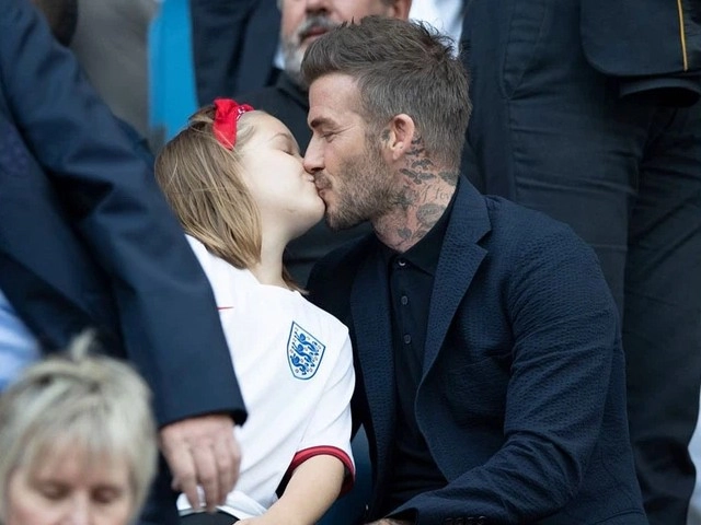 Bị chỉ trích vì hôn môi con gái tuổi dậy thì quá nhiều david beckham trả lời gây sốc - 4