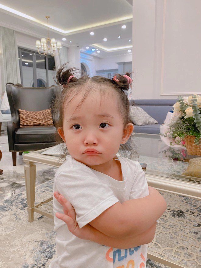 Bị chồng kém 12 tuổi chụp lén cảnh chăm con xuề xoà khánh thi lột xác với bikini gợi cảm - 8